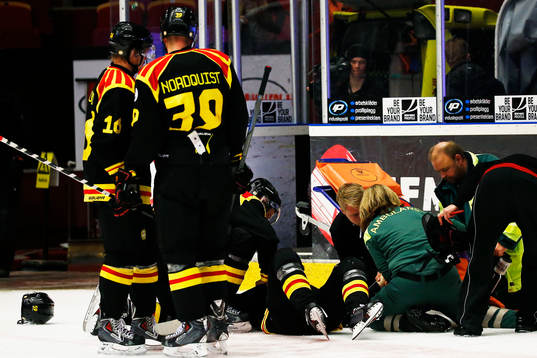 Brynäs Sebastian Enterfeldt ligger skadad på isen