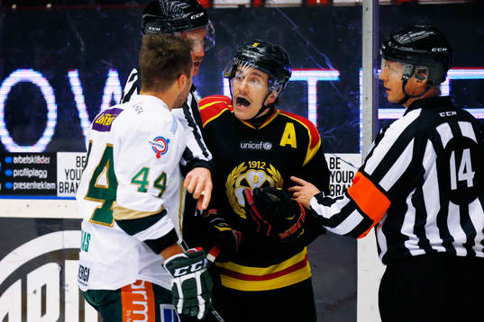 Brynäs Sebastian Enterfeldt och Färjestads Milan Gulas