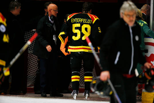 Brynäs Sebastian Enterfeldt leds av isen