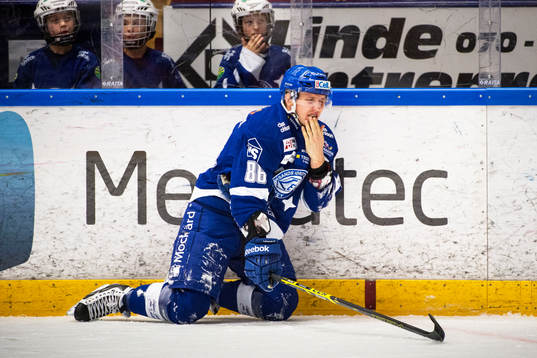 Leksands  Veli-Matti Savinainen har ont och lämnar isen i