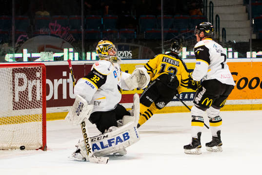 s Fredrik Hynning gör 1-0 för AIK bakom Västerås