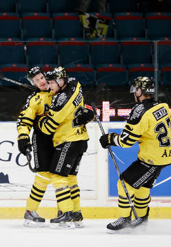 s Fredrik Hynning gör 1-0 och jublar med Johan Andersson