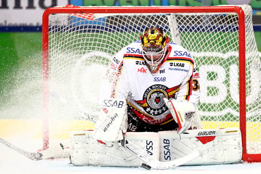 Räddning av Luleås målvakt Joel Lassinantti