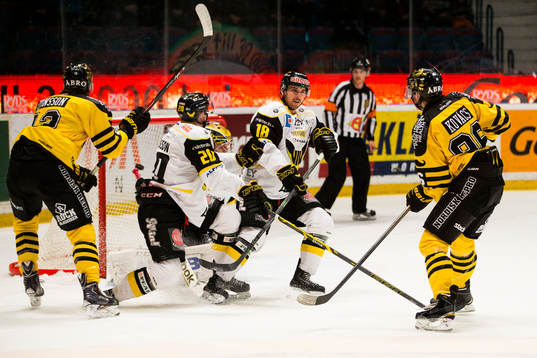 s Robin Kovacs (h) trycker in pucken till 3-0 förbi