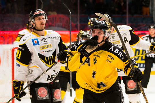 s Robin Kovacs jublar och Västerås Dustin Johner deppar
