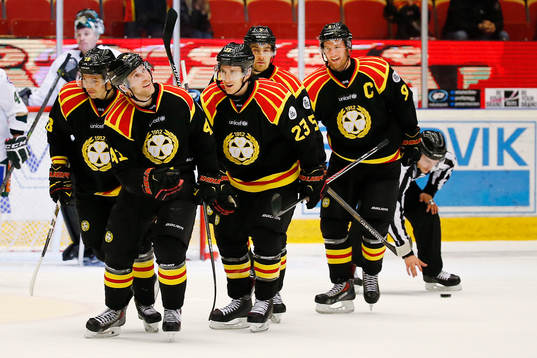 Brynäs spelare jublar