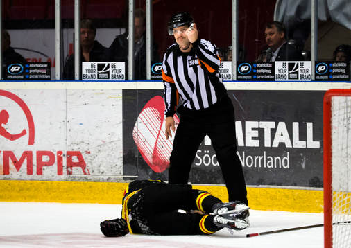 Brynäs Sebastian Enterfeldt ligger skadad på isen