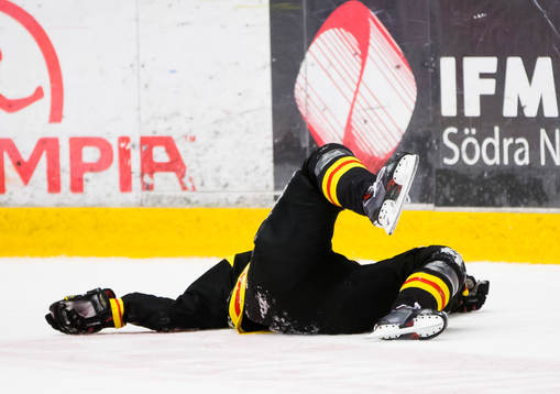 Brynäs Sebastian Enterfeldt ligger skadad på isen