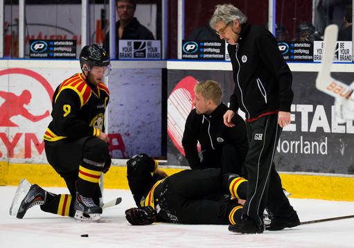 Brynäs Sebastian Enterfeldt ligger skadad på isen