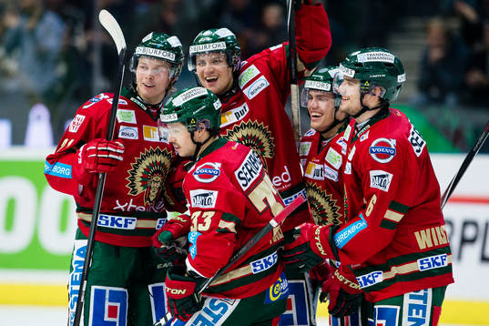 4-2 målskytten Elias Fälth kramas om av Pierre Engvall,