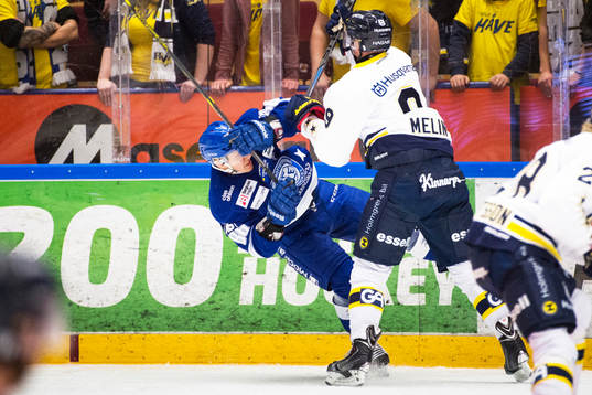 Leksands Veli-Matti Savinainen blir tacklat utav HV71s