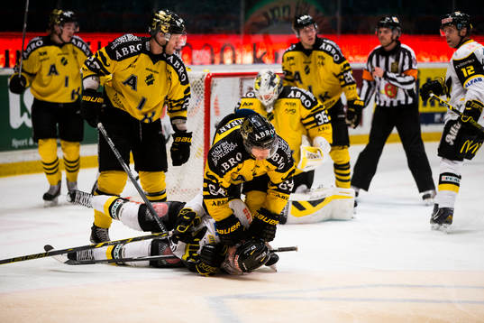 s Ryan McKiernan trycker ner Västerås Eddie Davidsson