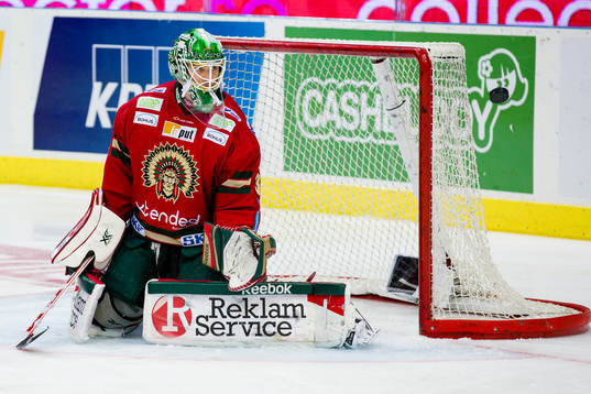 Frölundas målvakt Linus Fernström räddar ett skott