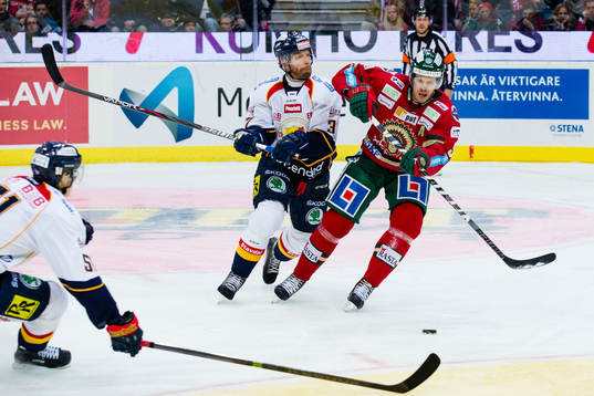 Djurgårdens Mikael Samuelsson tacklar Frölundas Christian