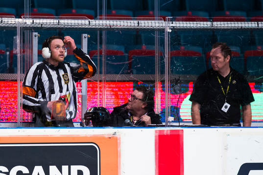 Domare Johan Häll talar med måldomaren