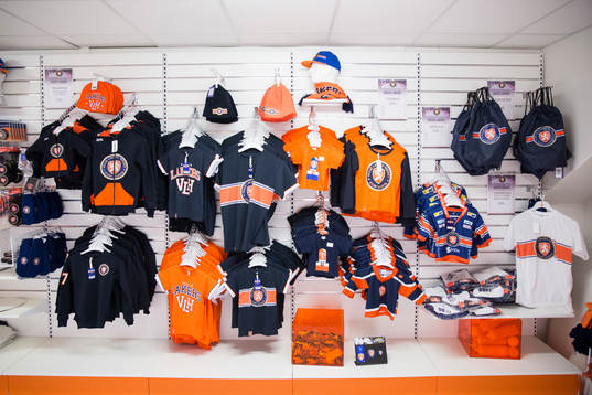 Souvenirer innan ishockeymatchen i SHL mellan Växjö och