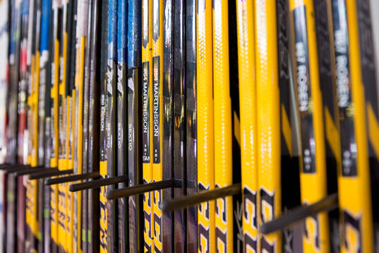 Hockeyklubbor uppställda