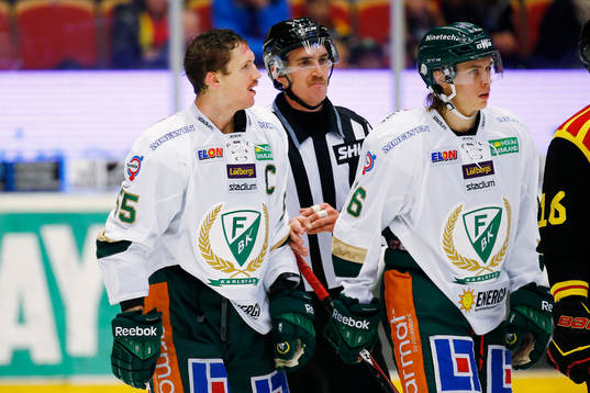 Färjestads Ole-Kristian Tollefsen (tv) får matchstraff