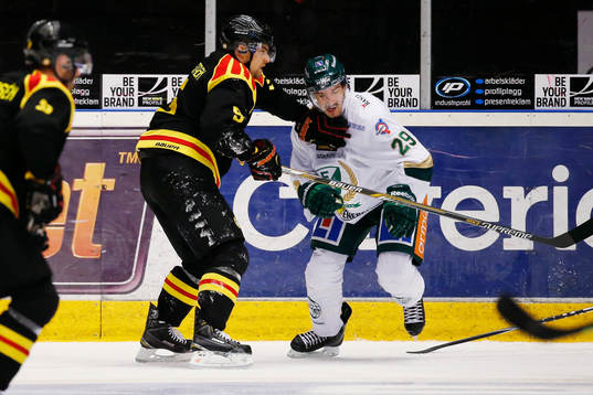 Brynäs Niclas Andersén och Färjestads Luciano Aquino