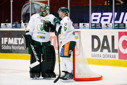 Färjestads målvakt Justin Pogge och Linus Persson