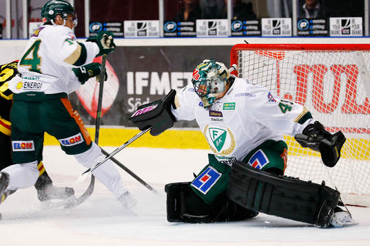 Brynäs Adam Brodecki försöker
