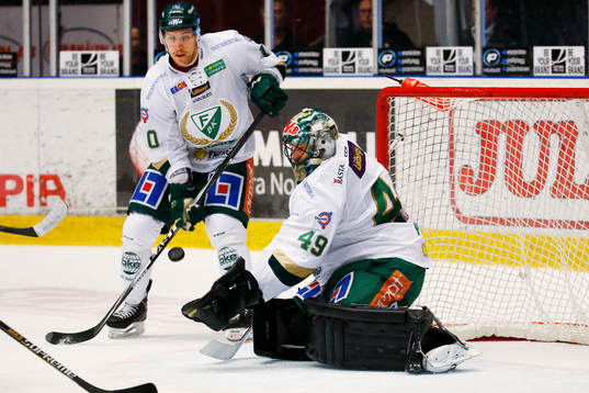 Färjestads Shawn Lalonde och målvakt Justin Pogge