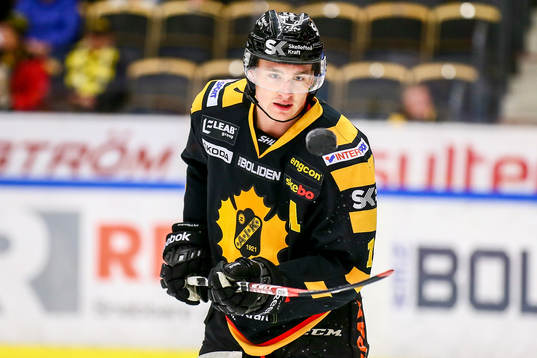 Skellefteås Adam Pettersson med puck