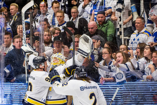HV71s målvakt Gustaf Wesslau jublar med Ted Brithén och