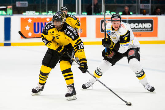s Yared Hagos med pucken jagandes av Västerås Jan Urbas