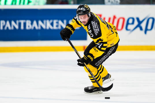 s Daniel Olsson Trkulja med pucken