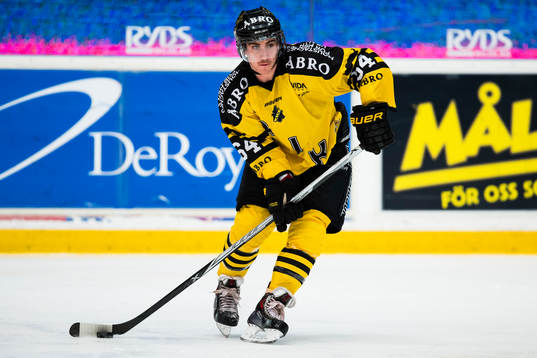 s Ryan McKiernan med pucken