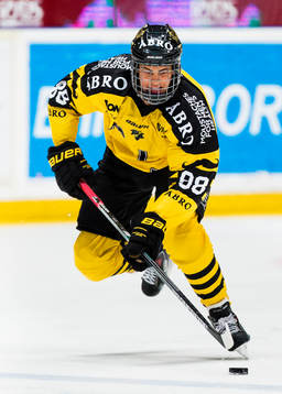 s Oliver Kylington med pucken