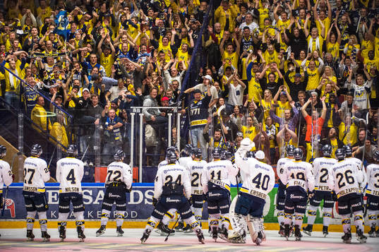 HV71s spelare och supportrar jublar