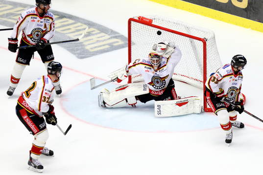 Luleås målvakt Joel Lassinantti släpper in 2-1-målet