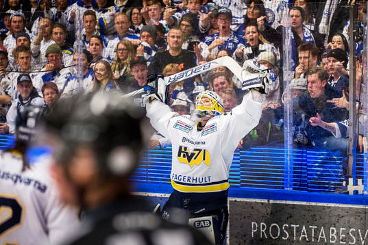 HV71s målvakt Gustaf Wesslau jublar samtidigt som Leksands