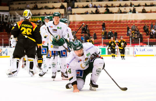 Färjestads Milan Gulas och Johan Olofsson deppar