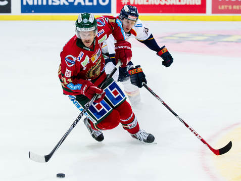 Frölundas Magnus Kahnberg vänder bort Djurgårdens Adam