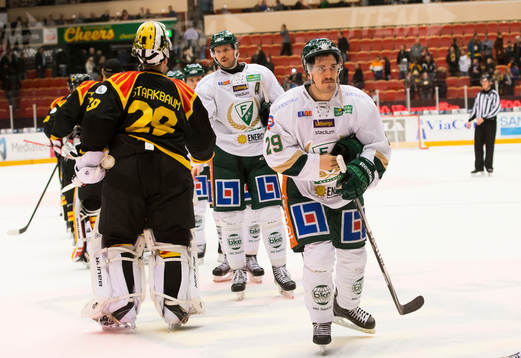 Färjestads Rickard Wallin och Luciano Aquino deppar