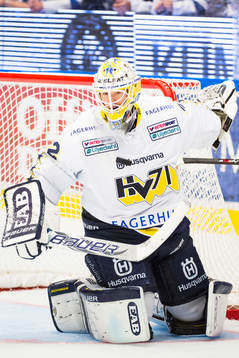 HV71s målvakt Gustaf Wesslau räddar skott