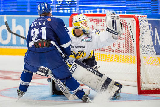 HV71s målvakt Gustaf Wesslau räddar skott från Leksands
