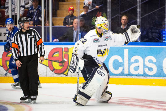 HV71s målvakt Gustaf Wesslau jublar genom att kasta upp