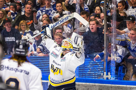 HV71s målvakt Gustaf Wesslau jublar medan  Leksands