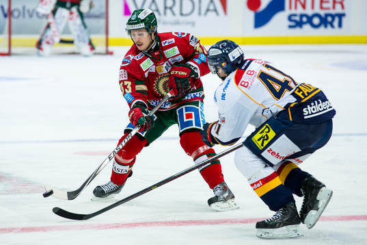 Frölundas Elias Fälth droppar pucken förbi Djurgårdens