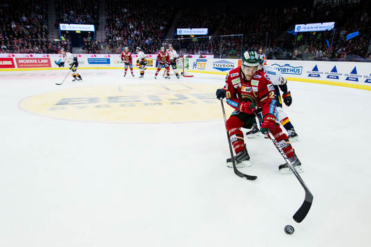 Frölundas Joel Lundqvist håller undan för Djurgårdens