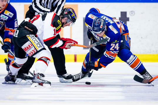 Tek mellan Örebros Derek Ryan  och Växjös Jani Lajunen