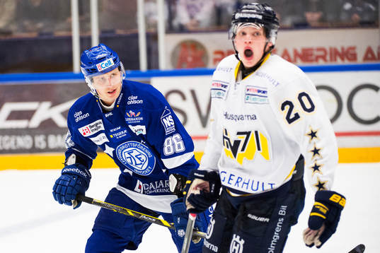 Leksands  Veli-Matti Savinainen och HV71s Lawrence Pilut