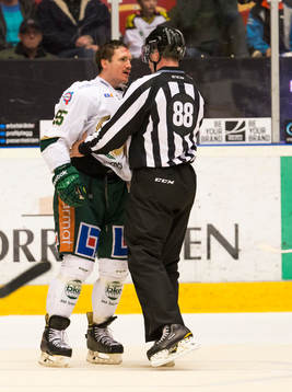 Färjestads Ole-Kristian Tollefsen och linjedomare  Tobias
