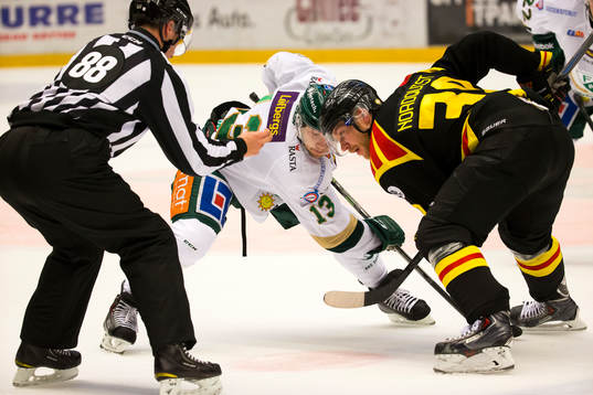 Färjestads Linus Persson  och Brynäs Jonas Nordquist tekar