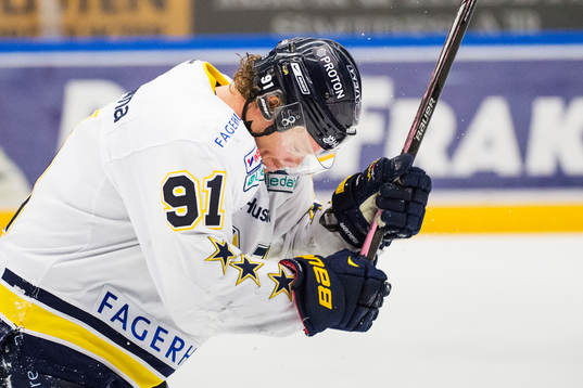 HV71s Andreas Jämtin slår klubban i isen