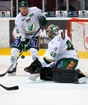 Färjestads Shawn Lalonde och målvakt Justin Pogge